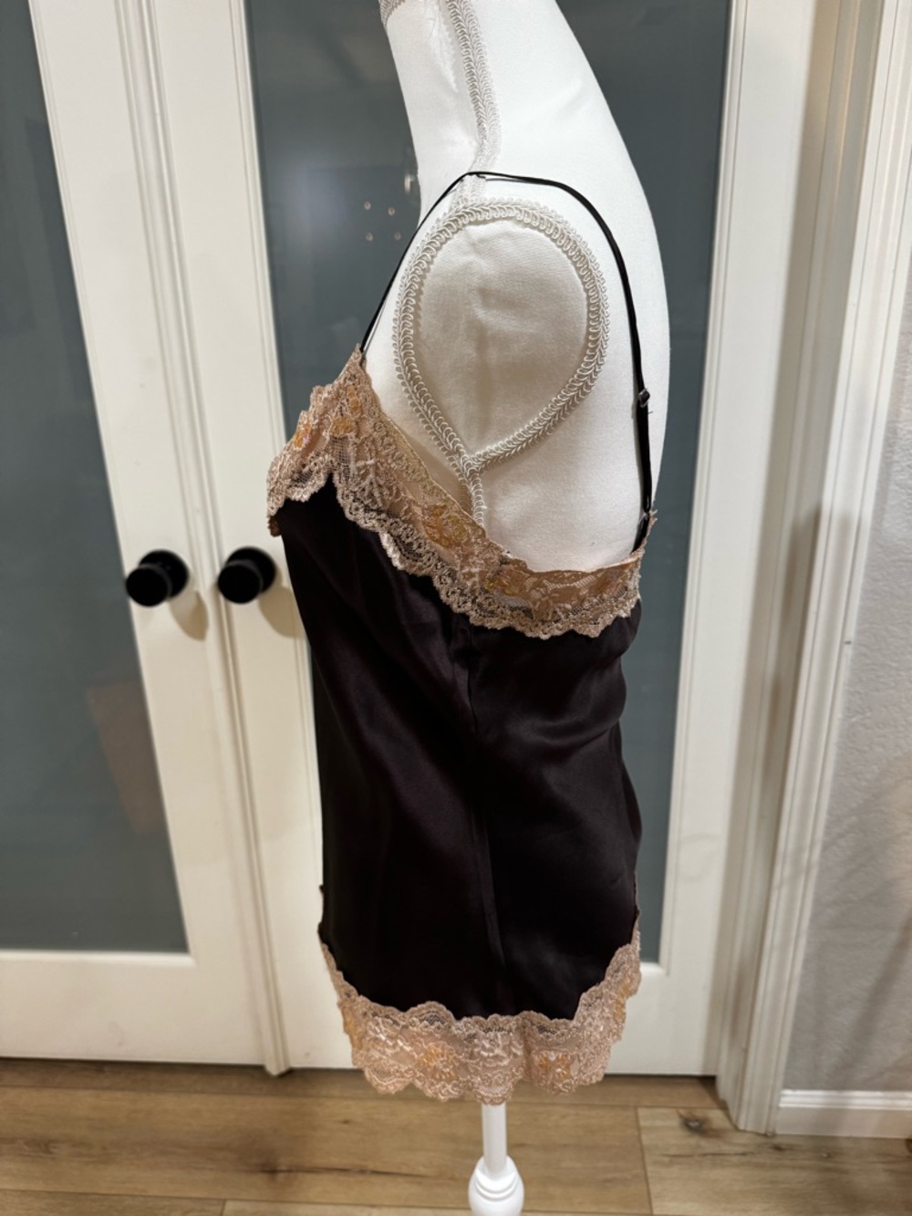 New York & Company brown silk camisole, beige lace trim, adjustable straps, M. - Picture 8 of 15